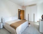 villa-salinella-blick-auf-das-doppelbett.jpg
