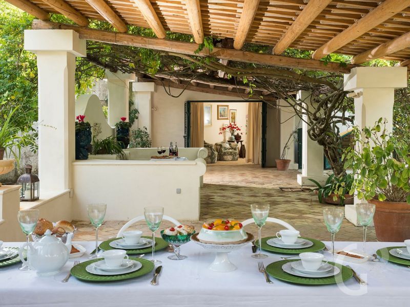 villa-san-ciro-gedeckter-tisch-im-freien.jpg