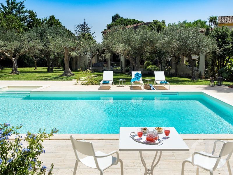 villa-san-ciro-pool-und-garten.jpg