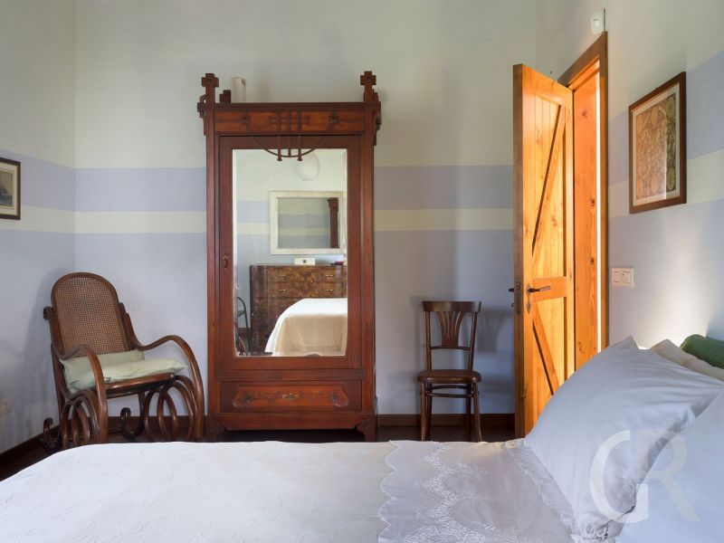 villa-saracina-spiegelschrank.jpg