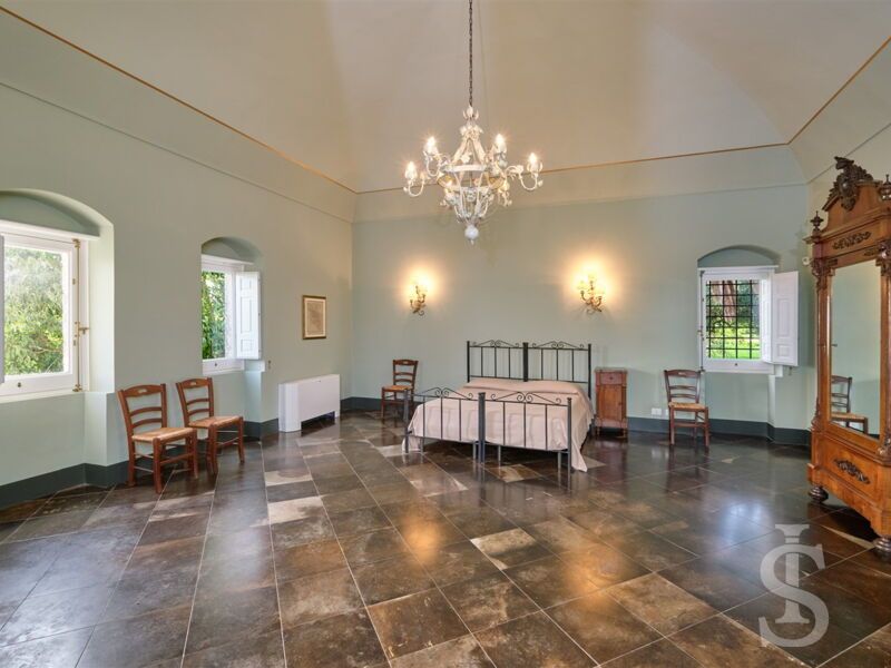 villa-scifazzo-riesiges-schlafzimmer.jpg