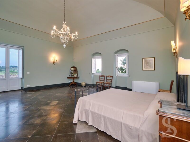 villa-scifazzo-sehr-grosszuegiges-schlafzimmer.jpg