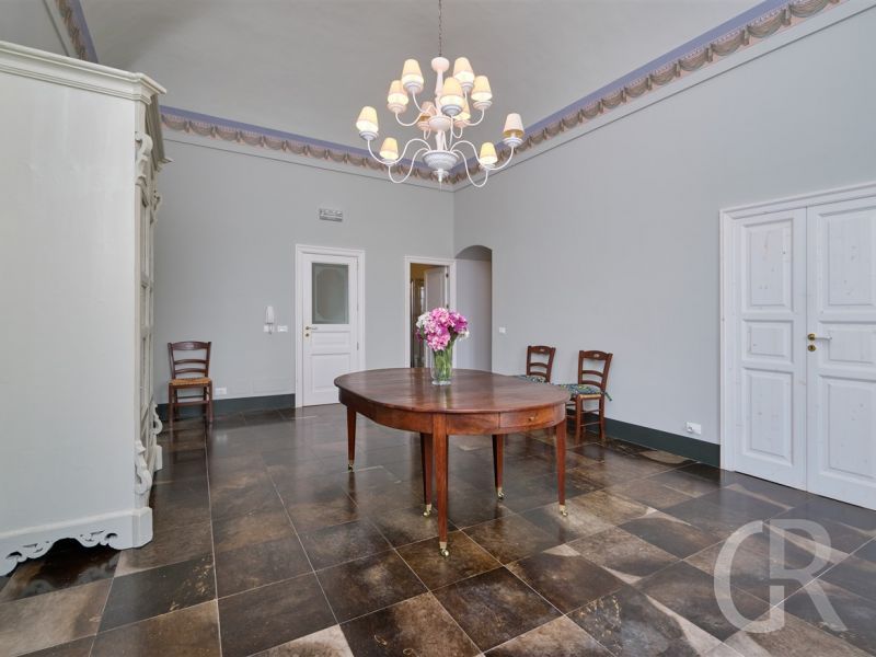 villa-scifazzo-wohnzimmer-mit-tisch.jpg