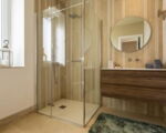 villa-trifilla-weiteres-badezimmer-mit-dusche-und-waschbecken.jpg