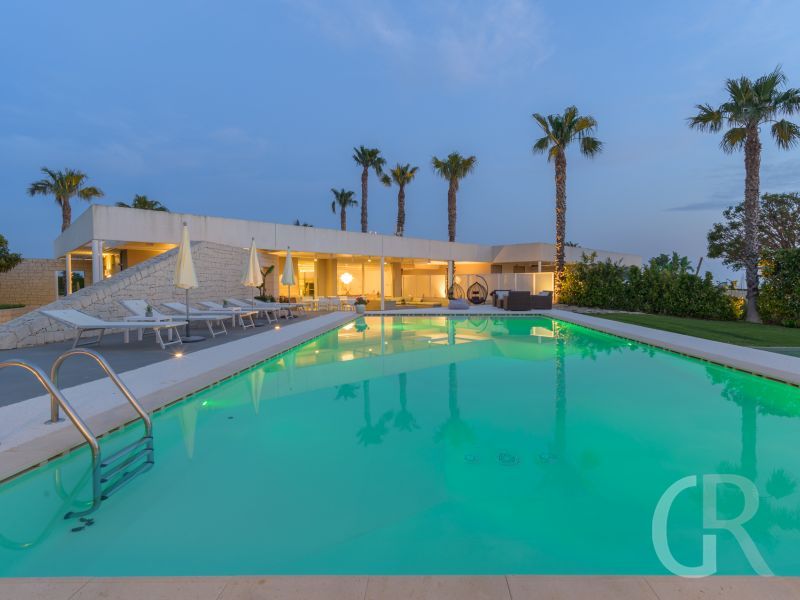 villa-venere-pool-mit-den-palmen.jpg