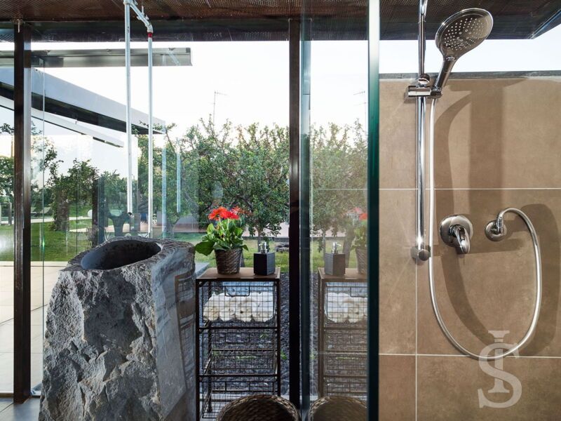 villa-viagrande-dusche-im-fitnessraum.jpg