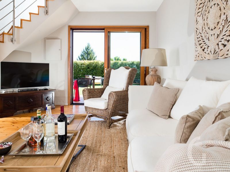 villa-viagrande-tv-im-wohnzimmer.jpg