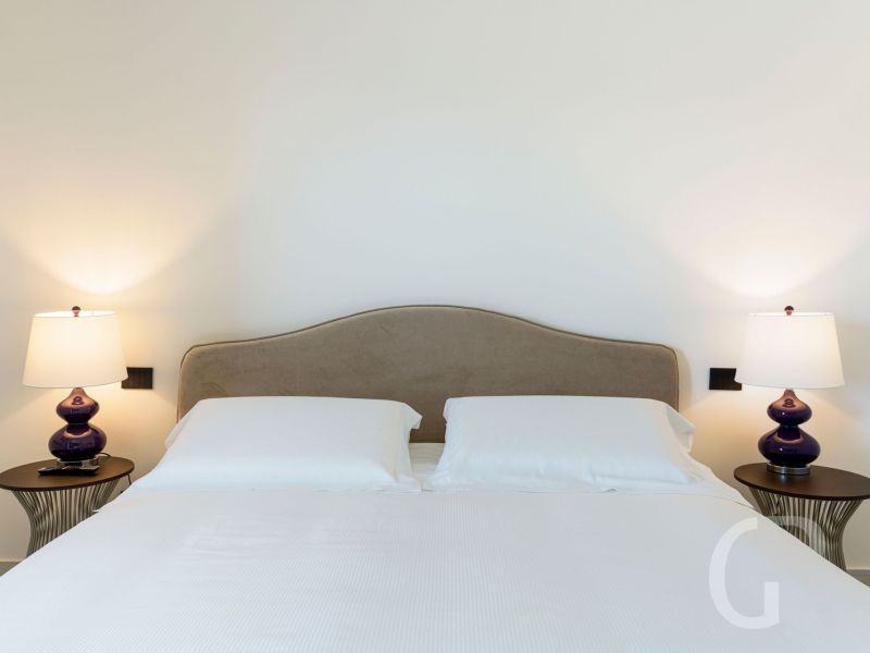 villa-zagara-doppelbett-und-nachttische.jpg
