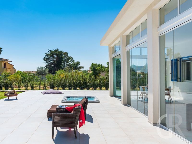 caponegro-terrasse-und-blick-auf-den-garten.jpg
