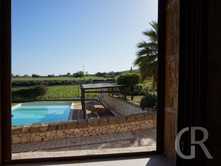 ferienhaus-aurora-fenster-blick-auf-den-pool.JPG