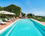 ferienhaus-capinera-pool-mit-sonnenliegen.jpg