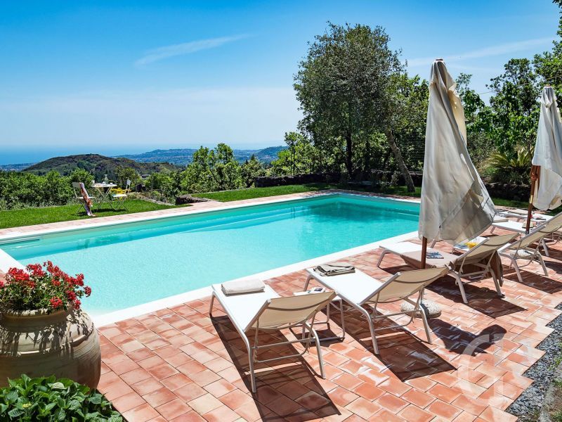 ferienhaus-capinera-sonnenliegen-am-pool.jpg