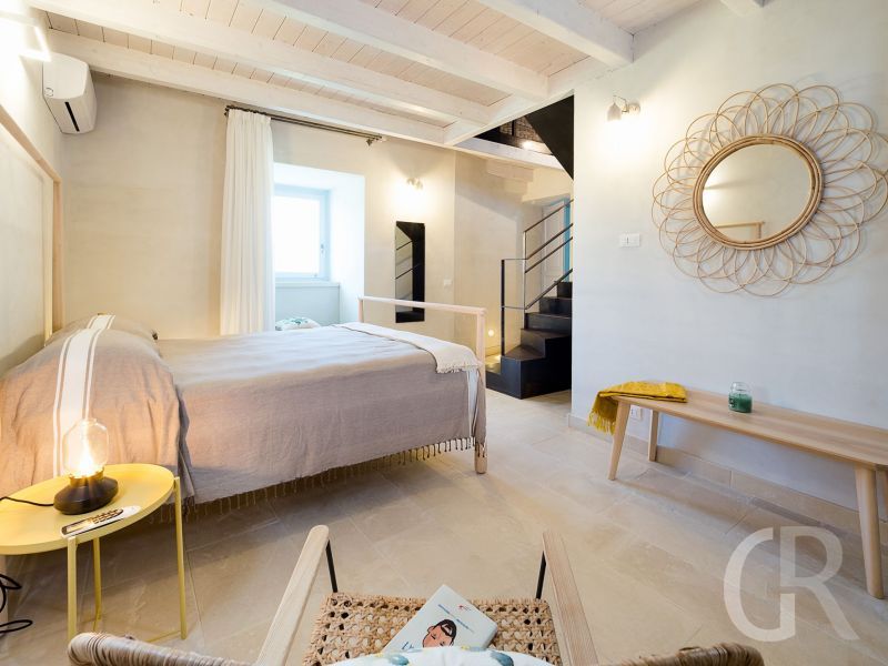 ferienhaus-dimora-pura-schlafzimmer-mit-bett.jpg