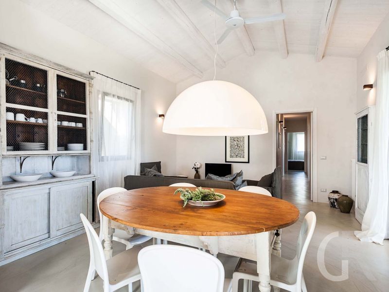 ferienhaus-gelsi-runder-esstisch-im-wohnbereich.jpg
