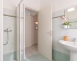 ferienhaus-kairos-modernes-badezimmer.jpg