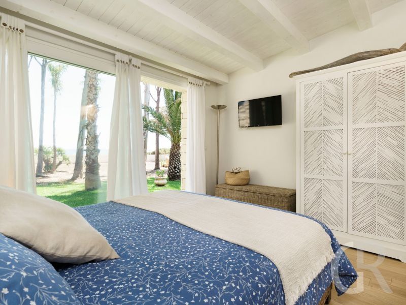 ferienhaus-marinella-schlafzimmer-mit-blick-in-den-garten.jpg