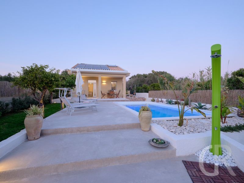 ferienhaus-teti-blick-auf-pool-und-haus.jpg
