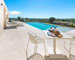 ferienhaus-villa-mora-kleiner-sitzplatz-am-pool.jpg