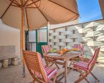 ferienwohnung-agemennone-terrasse-und-sonnenschirm.jpg