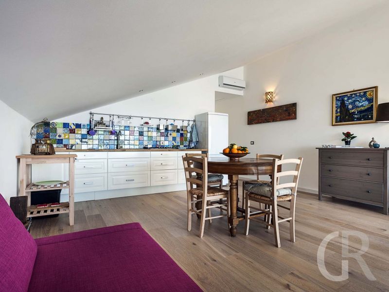 ferienwohnung-alyssa-wohnraum-mit-kuechenzeile.jpg