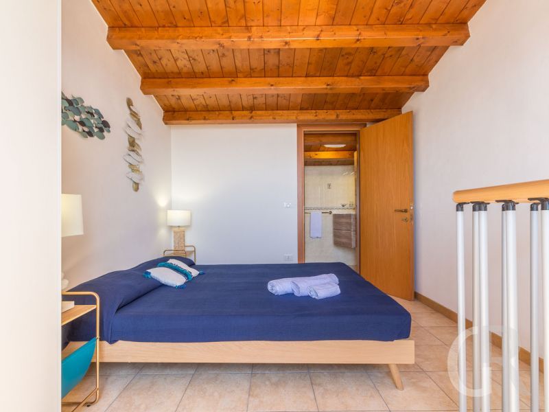 ferienwohnung-amarillis-schlafzimmer-oben.jpg