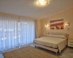 ferienwohnung-ambra-schlafzimmer-mit-doppelbett.jpg