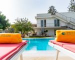 ferienwohnung-antonella-pool-mit-dem-haus-im-hintergrund.JPG