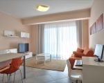 ferienwohnung-arance-wohnzimmer-mit-esstisch.jpg