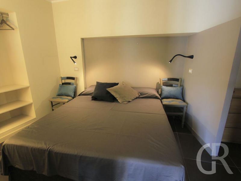 ferienwohnung-aristotele-doppelbett-im-schlafzimmer.jpg