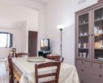ferienwohnung-corrado-esstisch-mit-geschirrschrank.jpg