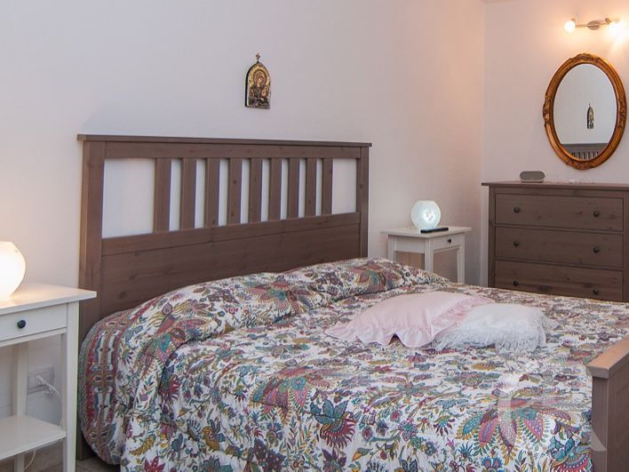 ferienwohnung-corrado-schlafbereich-mit-grossem-bett.jpg