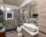 ferienwohnung-ducezio-badezimmer-waschbecken-mit-spiegel.jpg