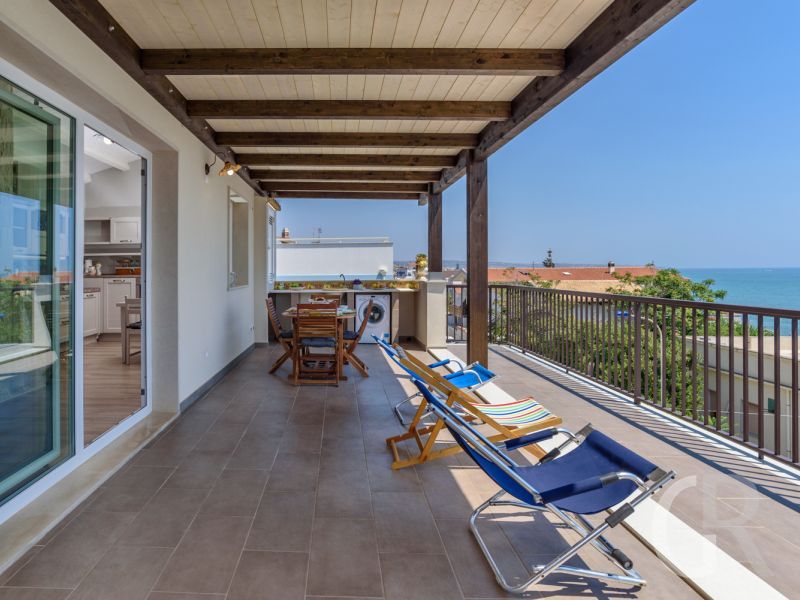 ferienwohnung-ducezio-dachterrasse-mit-liegestuehlen.jpg