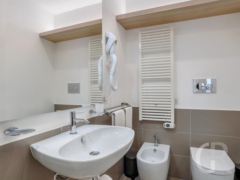 ferienwohnung-enea-waschbecken-mit-spiegel.jpg