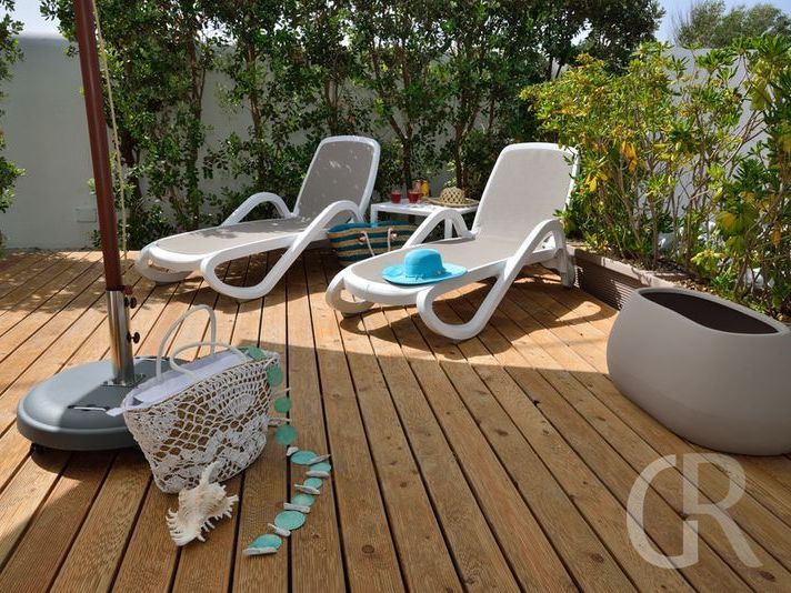 ferienwohnung-fillide-terrasse-mit-sonnenschirm.jpg