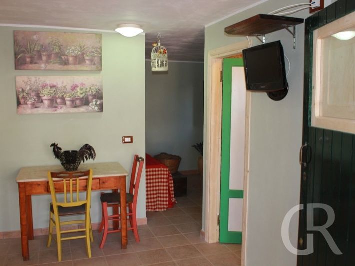 ferienwohnung-rino-esstisch-und-durchgang-zum-schlafraum.jpg
