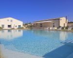 ferienwohnung-sud-pool-und-hauptgebaeude.jpg