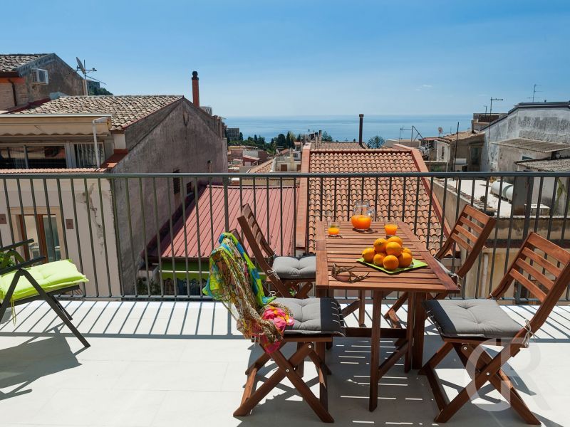 ferienwohnung-terrasse-mit-blick-zum-meer.jpg