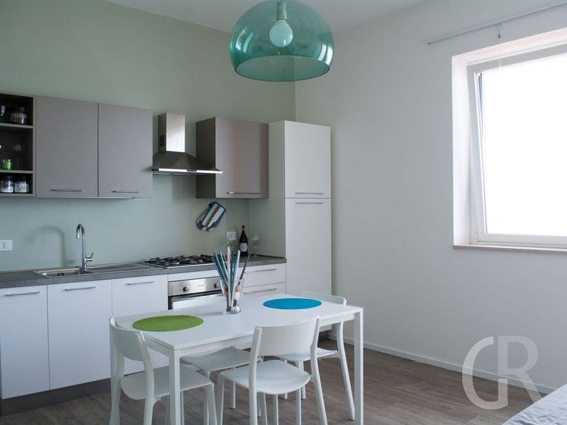 ferienwohnung-veranda-sul-mare-wohnkueche-mit-esstisch.jpg