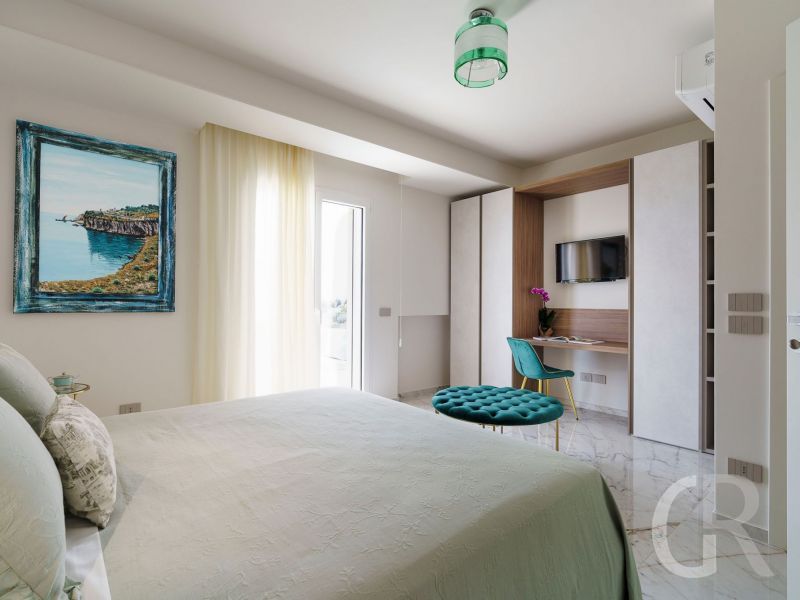 gran-tour-schlafraum-mit-doppelbett-und-schrank.jpg