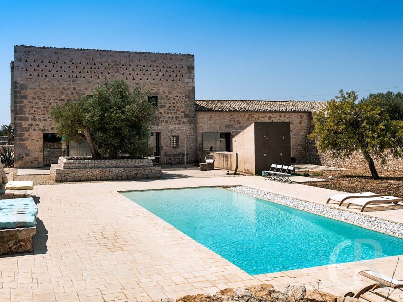 le-edicole-pool-und-landhaus.jpg