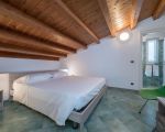 schlafzimmer-mit-doppelbett.jpg