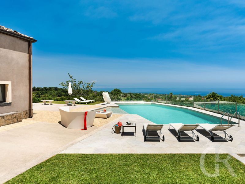 torretta-sonnenliegen-am-pool.jpg