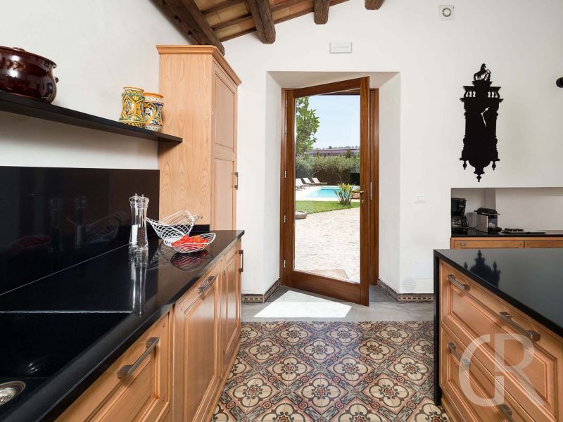 villa-ager-costa-kueche-mit-ausgang-ins-freie.jpg