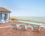 villa-ala-sonnenliegen-am-pool.jpg