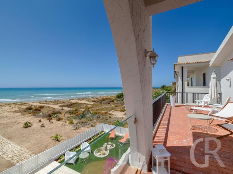 villa-amelia-blick-zum-meer-vom-grossen-balkon.jpg