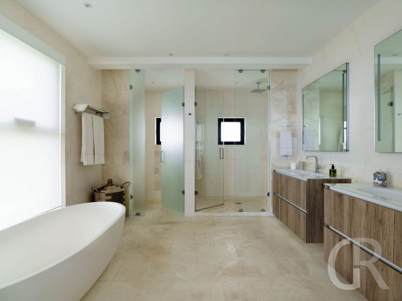 villa-angelina-badezimmer-mit-wanne.jpg