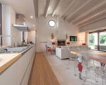 villa-angelina-kuechenzeile-seitliche-ansicht-zum-ess-und-wohnzimmer.jpg