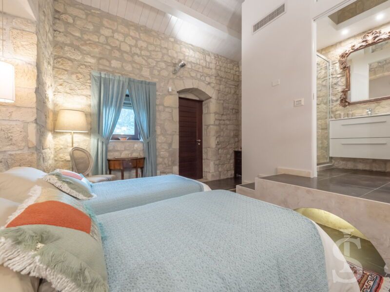 villa-angelina-seitliche-ansicht-schlafzimmer-mit-einzelbetten.jpg