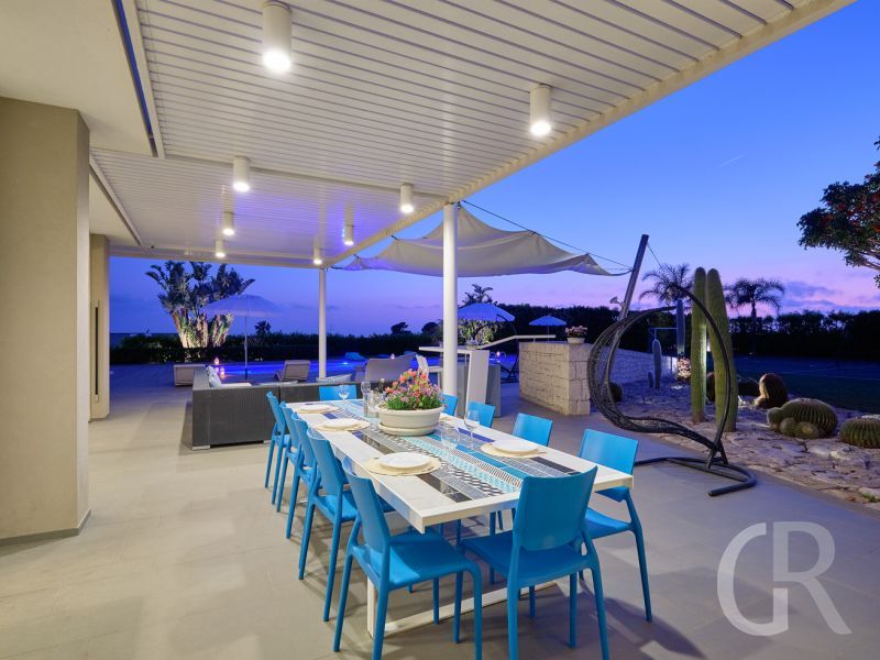 villa-anthea-terrasse-am-abend.jpg